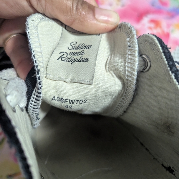 Classic Black and White Men's Sneakers - Picture 7 of 8